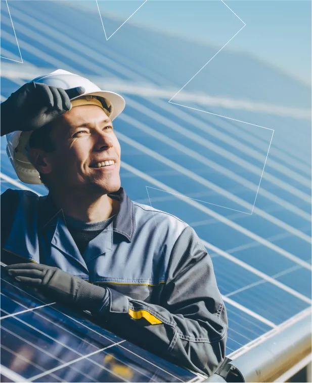 Equipe de profissionais da Paike Solar em frente ao escritório da empresa.